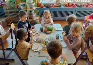 Dzieci jedzą śniadanie