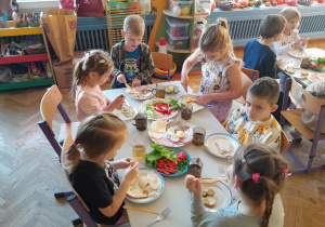 Dzieci jedzą śniadanie