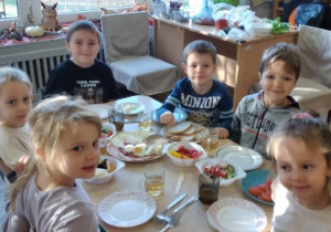 dzieci świętują dzień śniadania