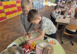 dzieci komponują śniadanie