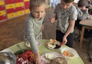 dzieci komponują śniadanie