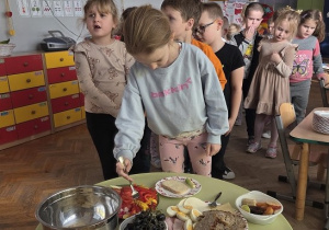 dzieci komponują śniadanie