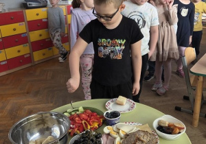 dzieci komponują śniadanie