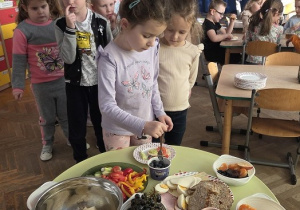 dzieci komponują śniadanie