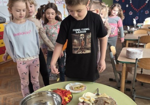 dzieci komponują śniadanie