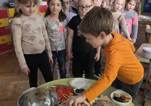 dzieci komponują śniadanie