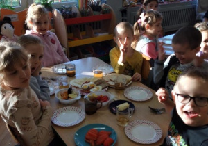 dzieci robią zdrowe kanapki