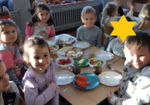 dzieci robią zdrowe kanapki