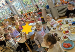 dzieci jedzą zdrowe kanapki