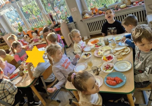 dzieci jedzą zdrowe kanapki