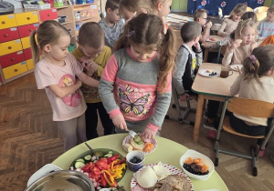 dzieci robią kanapki