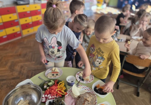 dzieci komponują zdrowe kanapki