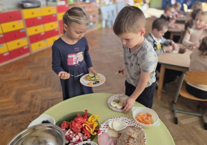 dzieci komponują kanapki