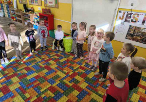 Dzieci śpiewają sto lat