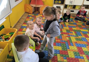 dziewczynka składa życzenia