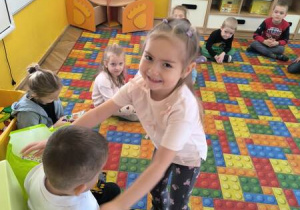 dziewczynka składa życzenia