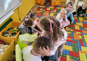 dziewczynka składa zyczenia