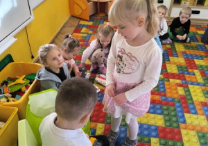 dziewczynka składa życzenia