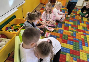 dziewczynka składa życzenia