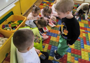 chłopiec składa zyczenia