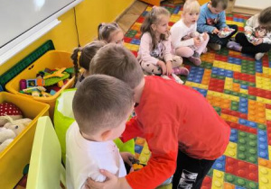 chłopiec składa życzenia