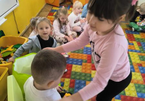 dziewczynka składa zyczenia