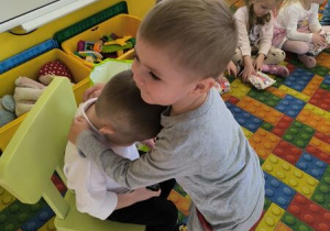 chłopiec składa zyczenia