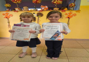 uczestniczki ze swoimi nagrodami