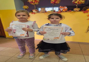 uczestniczki ze swoimi nagrodami