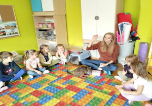 Pani opowiada o kangurku