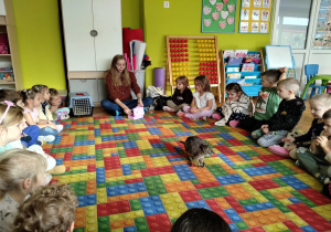 Pani opowiada o kangurku