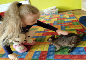 dziewczynka głaszcze kangura