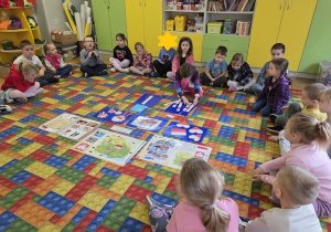 dzieci układają puzzle - mapa Polski