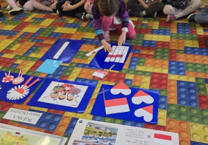 dzieci układają puzzle flaga