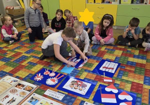 dzieci układają godło narodowe