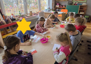 dzieci wykonują pracę plastyczną - flaga Polski