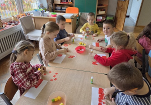 dzieci wykonują pracę plastyczną - flaga Polski