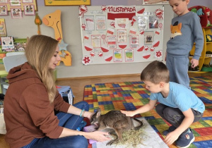 dzieci głaskają kangurka