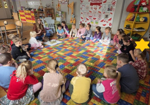 dzieci słuchają ciekawostek z życia małego kangurka