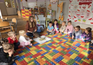 dzieci słuchają ciekawostek z życia małego kangurka