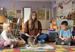 dzieci słuchają o zwyczajach kangurka