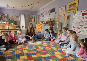 dzieci zadają pytania na temat kangurka