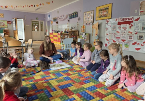 dzieci zadają pytania na temat kangurka