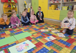 dzieci układają historyjkę obrazkową do wysłuchanej bajki