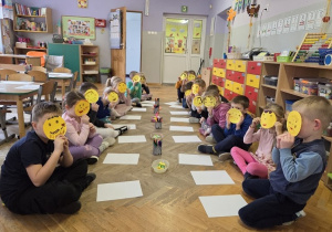 dzieci tworzą radosne minki