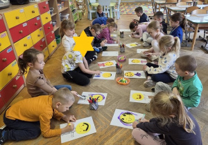 dzieci tworzą Śmieszkę z krainy emocji