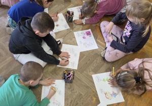 dzieci rysują kredkami - co sprawia im radość