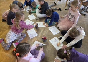 dzieci rysują kredkami - co sprawia im radość