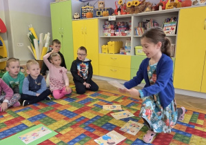 dzieci układają historyjkę obrazkową do wysłuchanej bajki