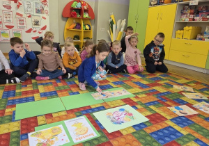 dzieci układają historyjkę obrazkową do wysłuchanej bajki